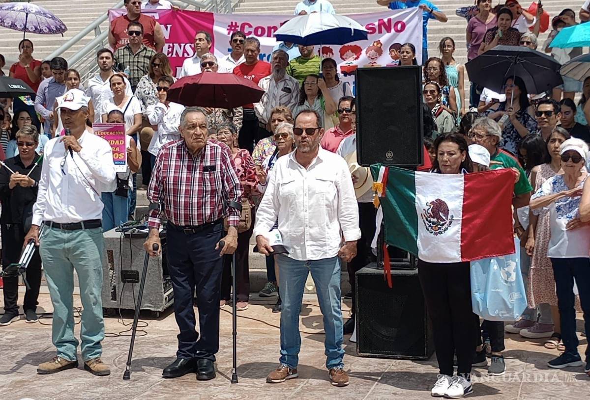 $!Para distintos grupos, el tema de los libros de texto gratuito es un asunto meramente político.