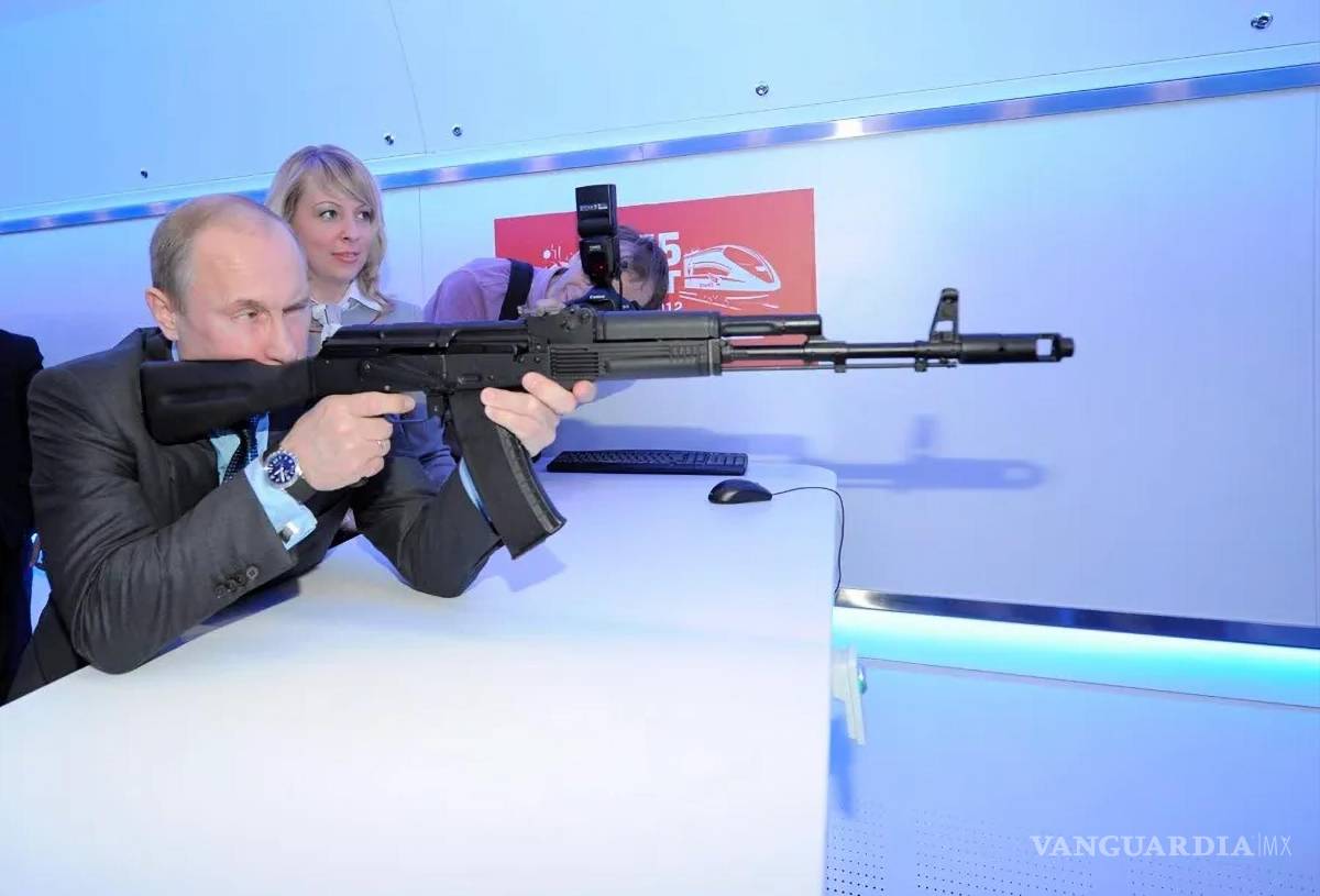 $!Vladimir Putin, presidente de Rusia, apunta con un AK-47.