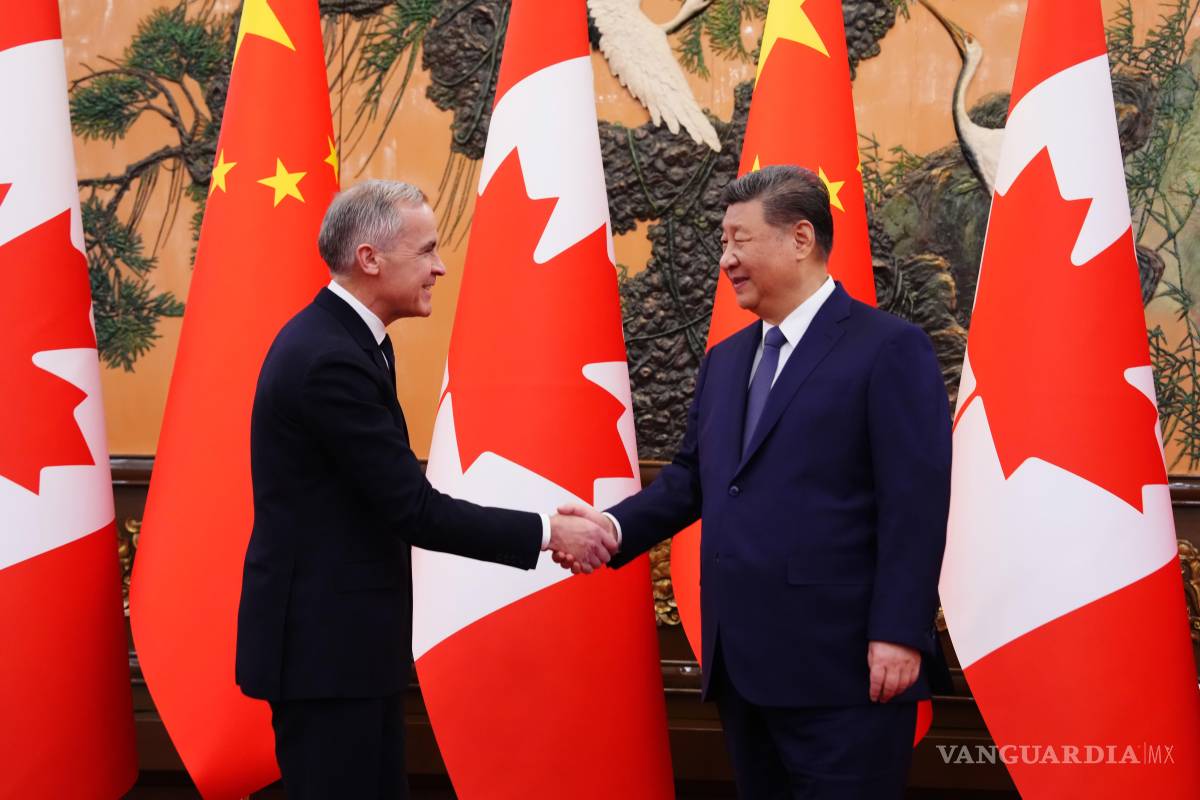$!El primer ministro de Canadá, Mark Carney (izquierda), se reúne con el presidente chino, Xi Jinping, en el Gran Salón del Pueblo en Pekín.