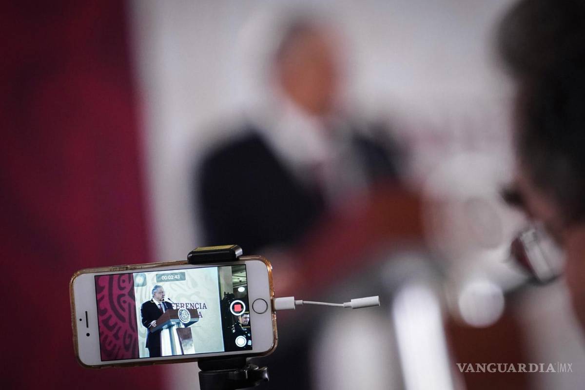 ‘No perdamos la fe’: AMLO a familiares de mineros atrapados en Sabinas, Coahuila