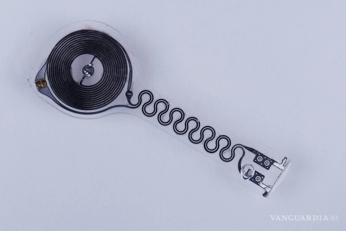 $!Marcapasos transitorio antes de disolverse. El dispositivo es flexible, elástico e inalámbrico.