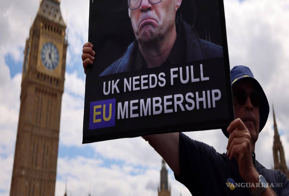 $!Un activista proeuropeo sostiene un cartel de Andy Burnham frente al Parlamento en Londres, Gran Bretaña.