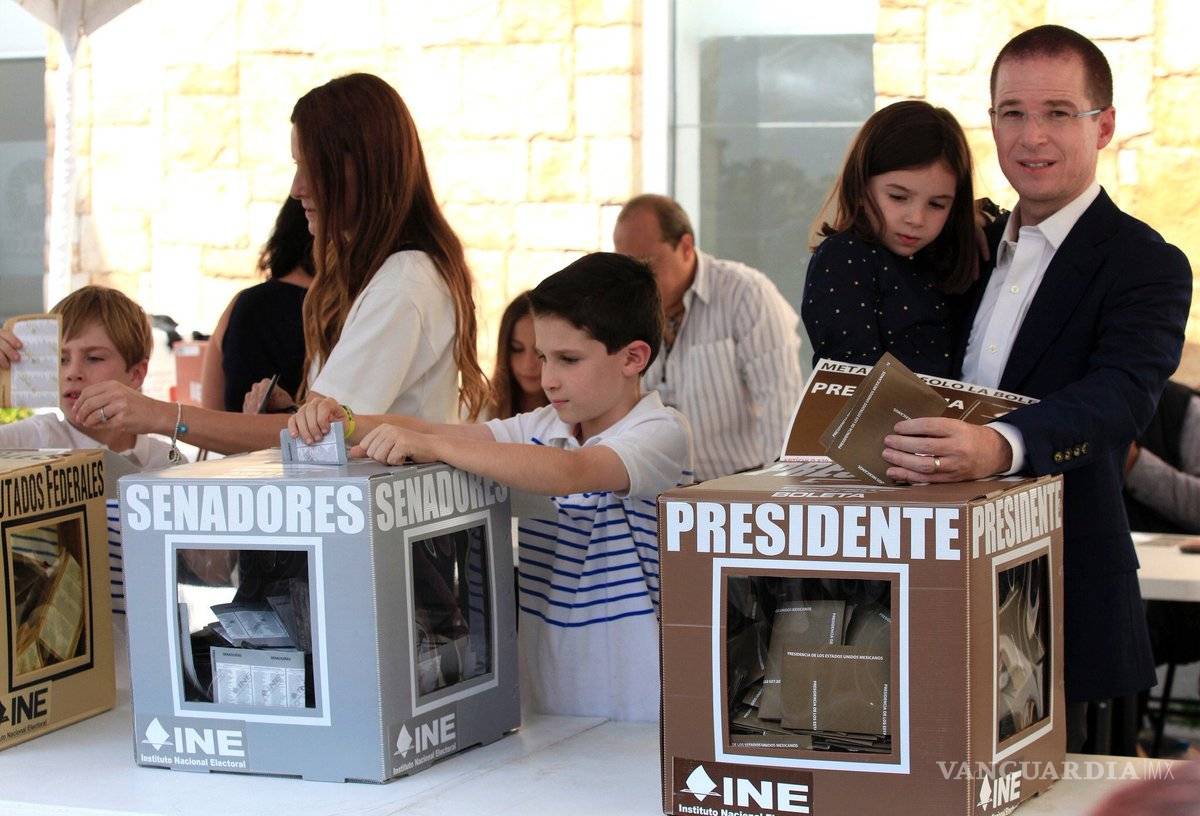 $!Anaya vota por el mismo después de hacer fila en casilla por una hora y media