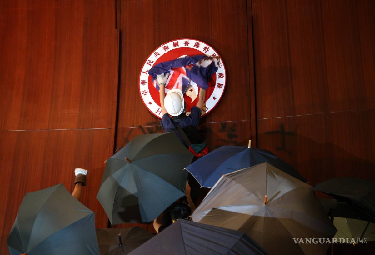 $!Manifestantes toman violentamente el control del Parlamento de Hong Kong