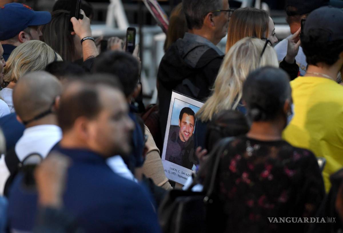 $!La foto de una víctima del 11 de septiembre es llevada por familiares y amigos mientras asisten a una ceremonia que conmemora el 20 aniversario de los ataques del 11 de septiembre en el World Trade Center, en Nueva York. EFE/EPA/Ed Jones
