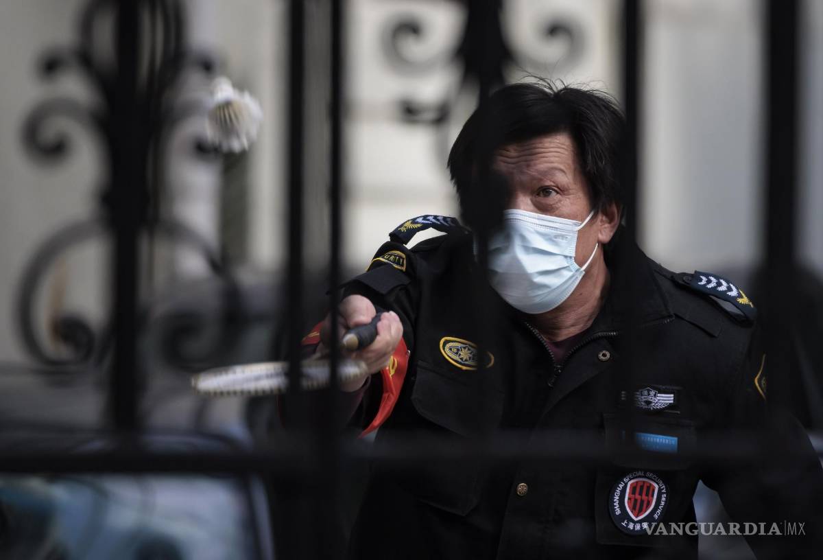 $!Un guardia de seguridad en cuarentena juega bádminton en un complejo residencial en Shanghái, China.