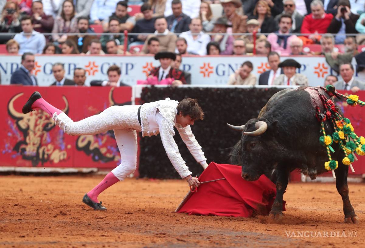 $!Accidentada tradicional corrida guadalupana en la Plaza México