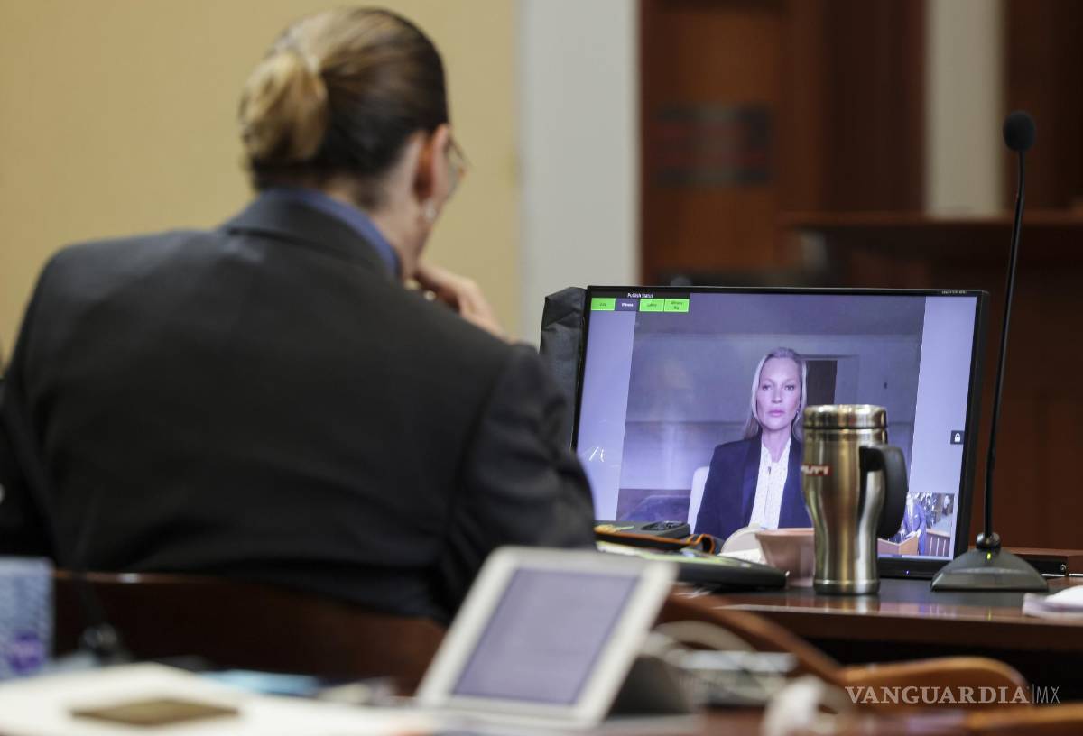 $!Johnny Depp ve a la modelo Kate Moss, testificar a través de un enlace de video en el Tribunal de Circuito del Condado de Fairfax.