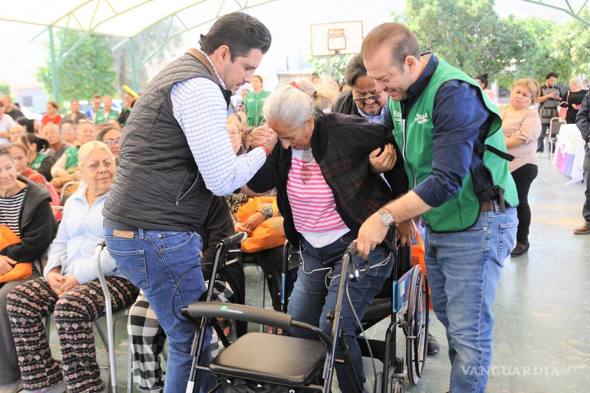 $!Personal del Ayuntamiento atendió a vecinos de la colonia Lázaro Cárdenas durante la brigada municipal.