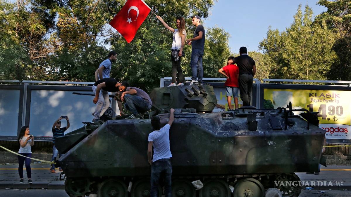 Se rinden últimas tropas golpistas en la capital turca