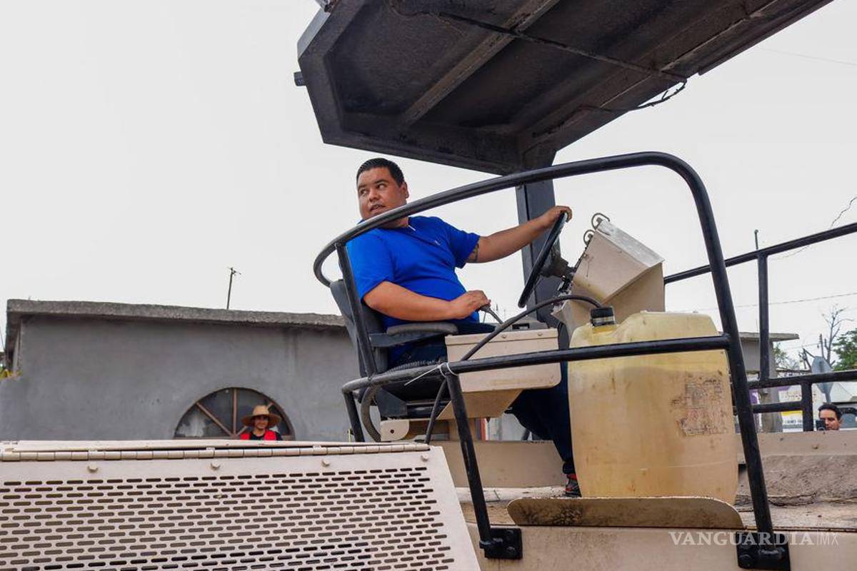 Alcalde de San Juan de Sabinas entrega obra de pavimentación