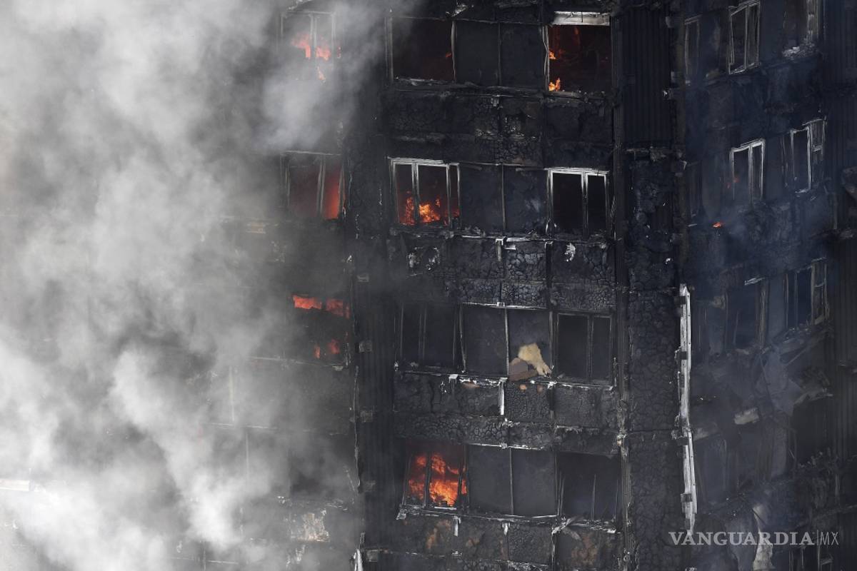 Padres desesperados tiraron a hijos del rascacielos en llamas en Londres