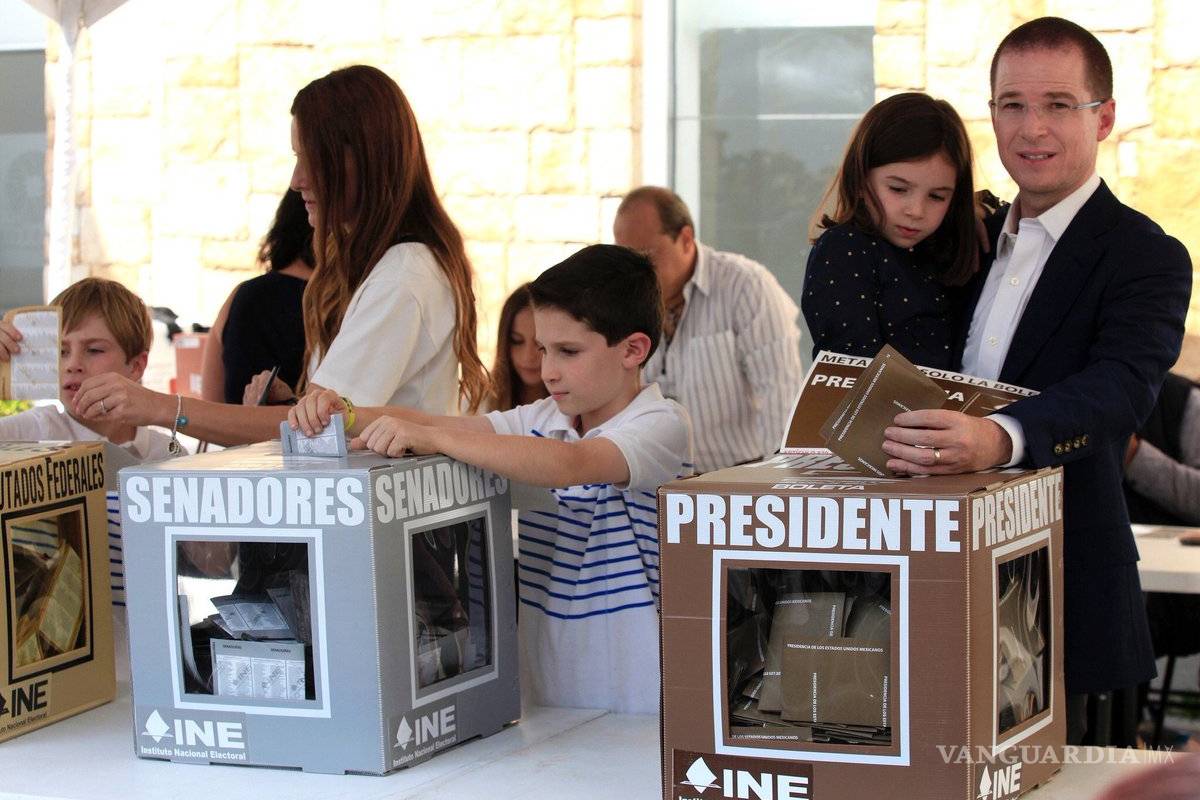 $!Anaya vota por el mismo después de hacer fila en casilla por una hora y media