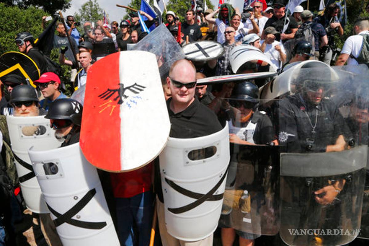 Un auto arrolla a un grupo personas en E.U. tras marcha supremacista