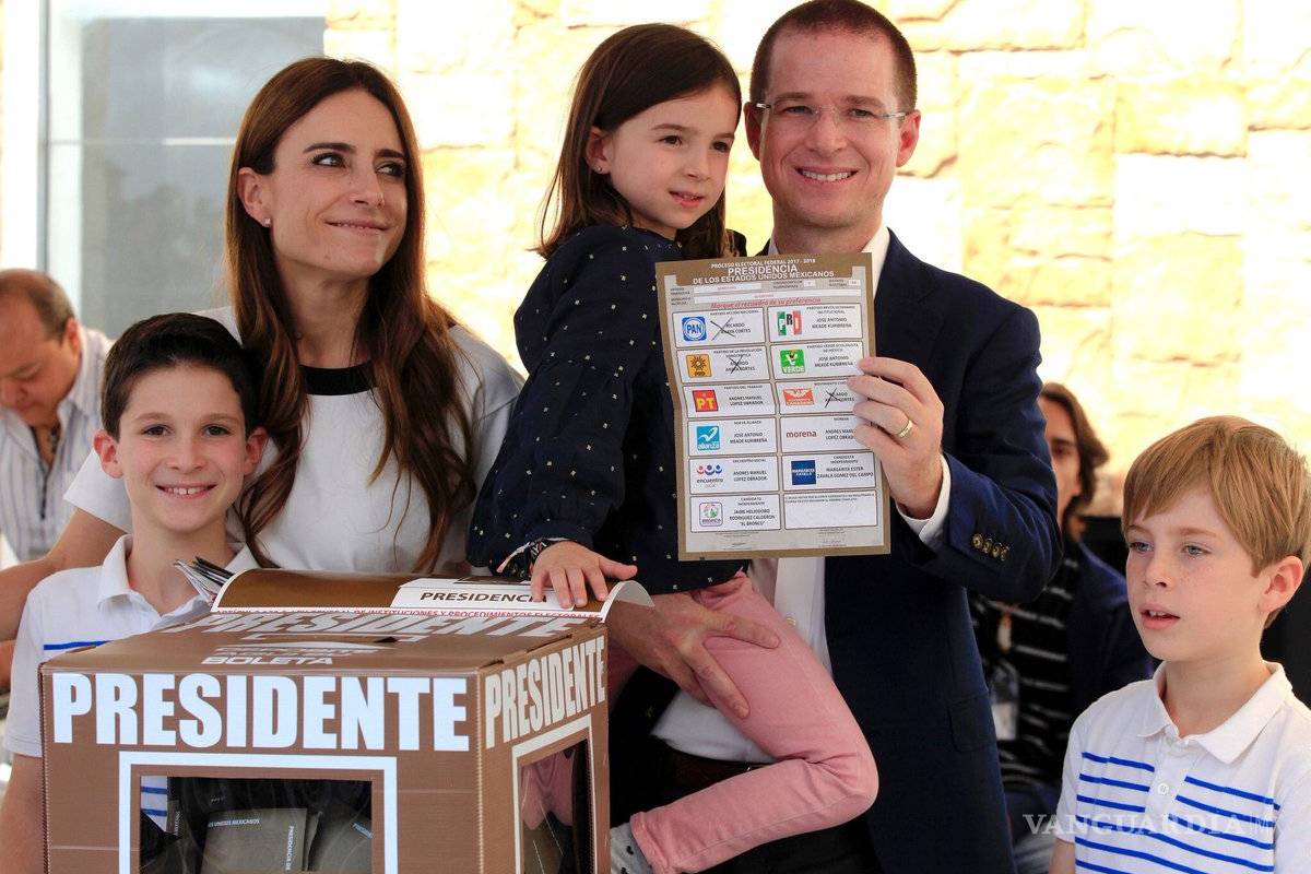 Anaya vota por el mismo después de hacer fila en casilla por una hora y media