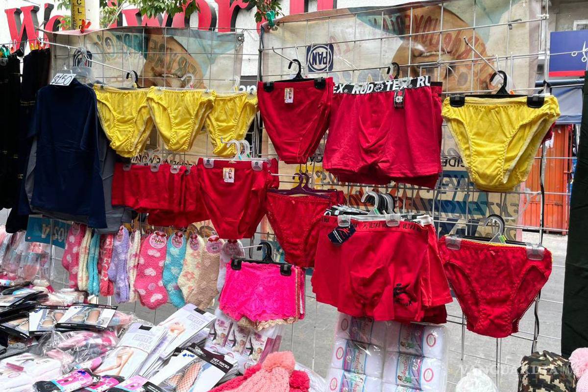 Aumenta 60% venta de lencería roja y amarilla en zona centro de Saltillo, declaran comerciantes