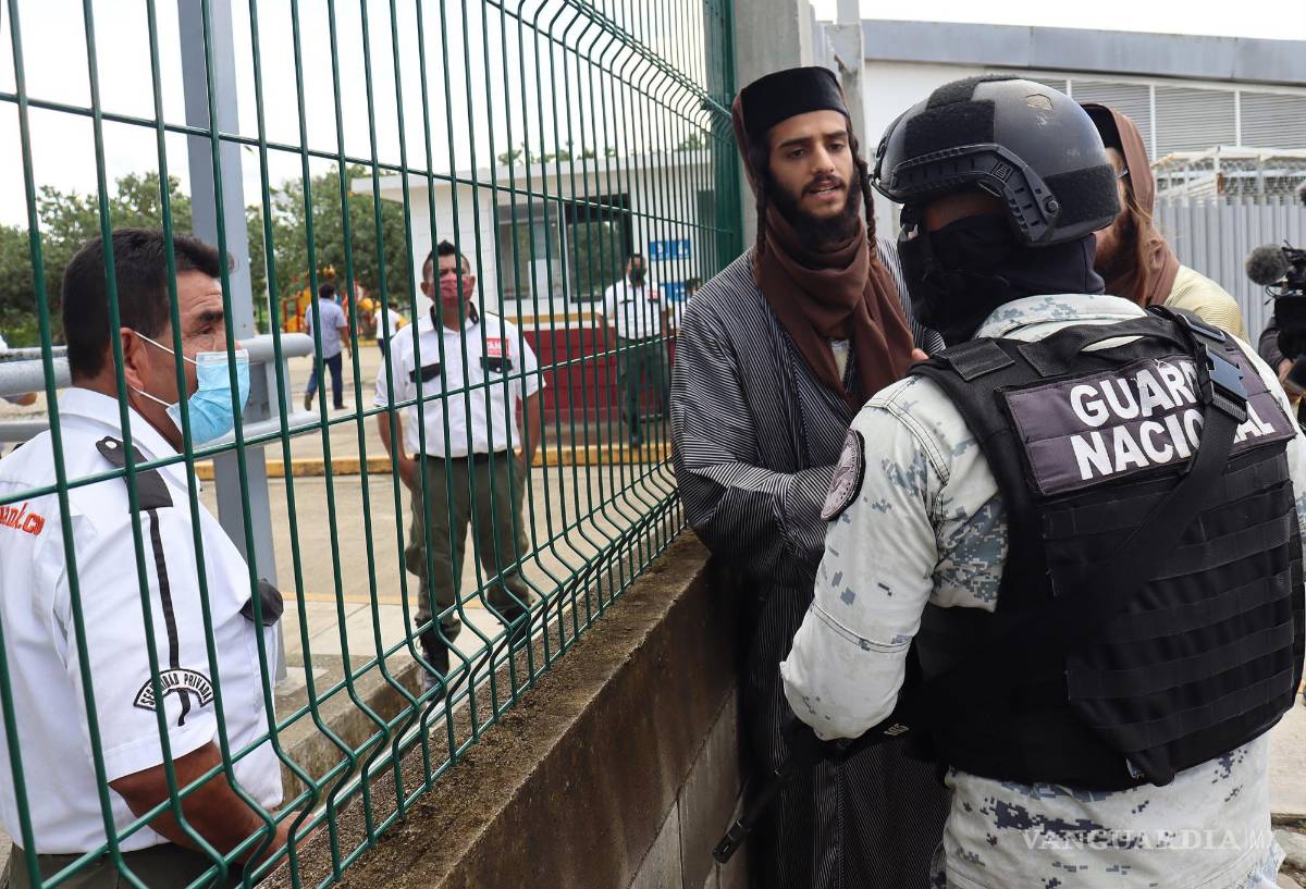 $!Migrantes de origen judío dialogan con personal de la Guardia Nacional, durante una protesta pacífica para exigir la liberación de integrantes de su comunidad.