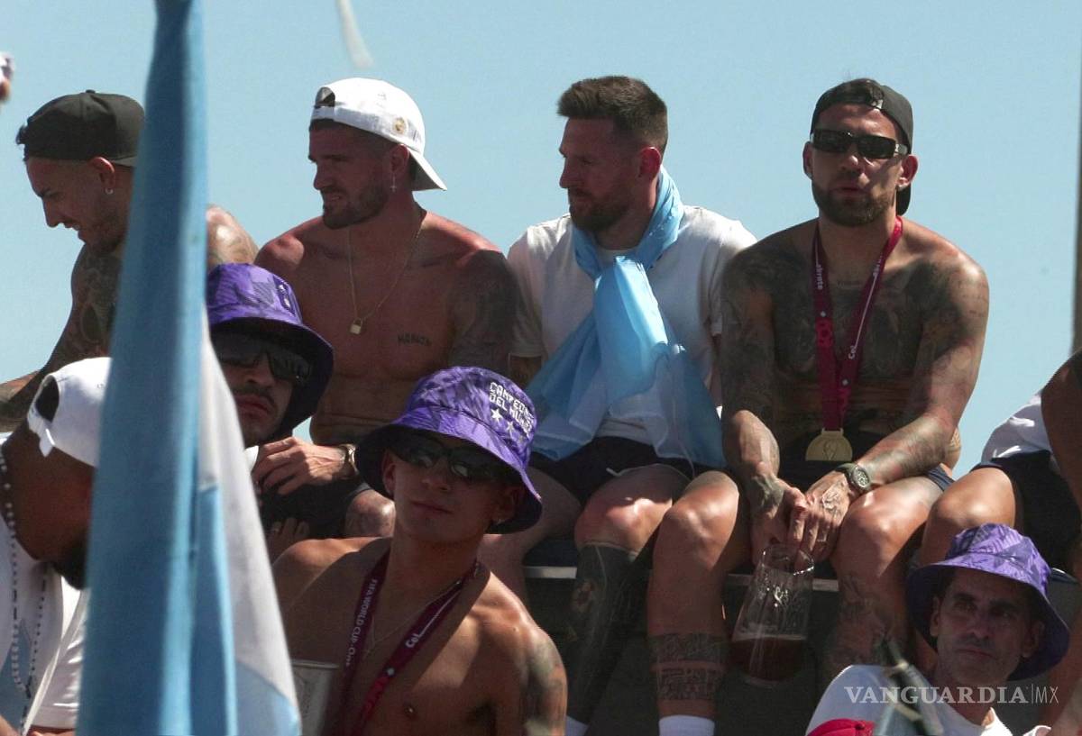 $!Lionel Messi (c) y compañeros en una caravana hoy, por la victoria de la selección argentina en el Mundial de Qatar 2022 por una calle de Buenos Aires, Argentina.