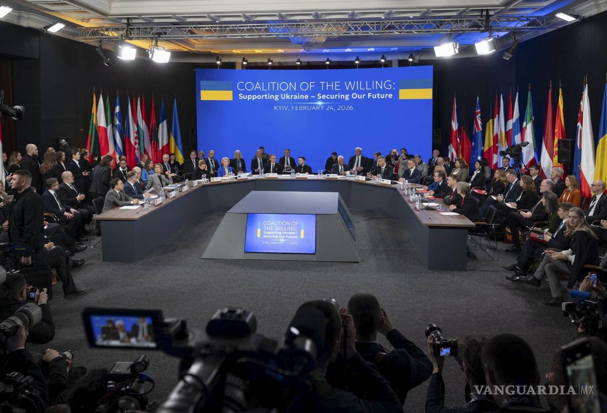 $!La cumbre, que conmemoró el cuarto aniversario de la invasión rusa a gran escala, reunió a 36 representantes, 11 de los cuales viajaron personalmente a KIev.