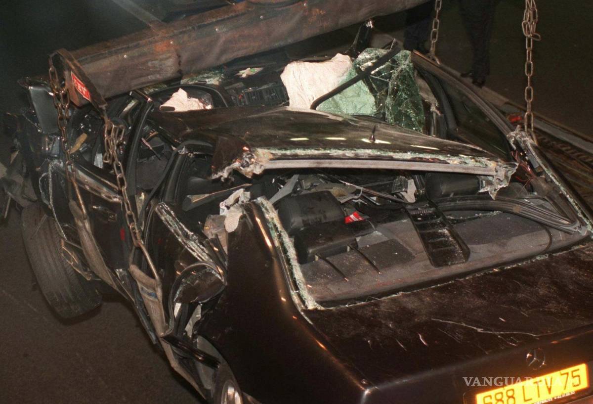 $!La policía retira el auto en el que Lady Di tuvo un accidente en el Túnel Alma de París en el que también murieron Dodi Fayed y su chofer el 31 de agosto de 1997.