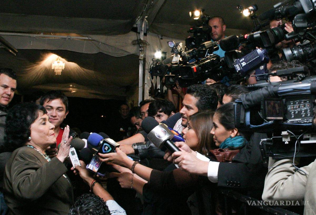 $!19 de agosto de 2010. Carmen Salinas durante la alfombra roja para el estreno de la obra de teatro La Güera Rodríguez en el Teatro Helénico. Cuartoscuro/Misael Valtierra
