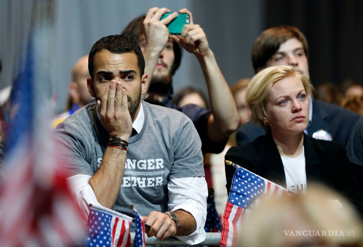 $!Seguidores de Hillary Clinton abandonan cabizbajos centro de eventos