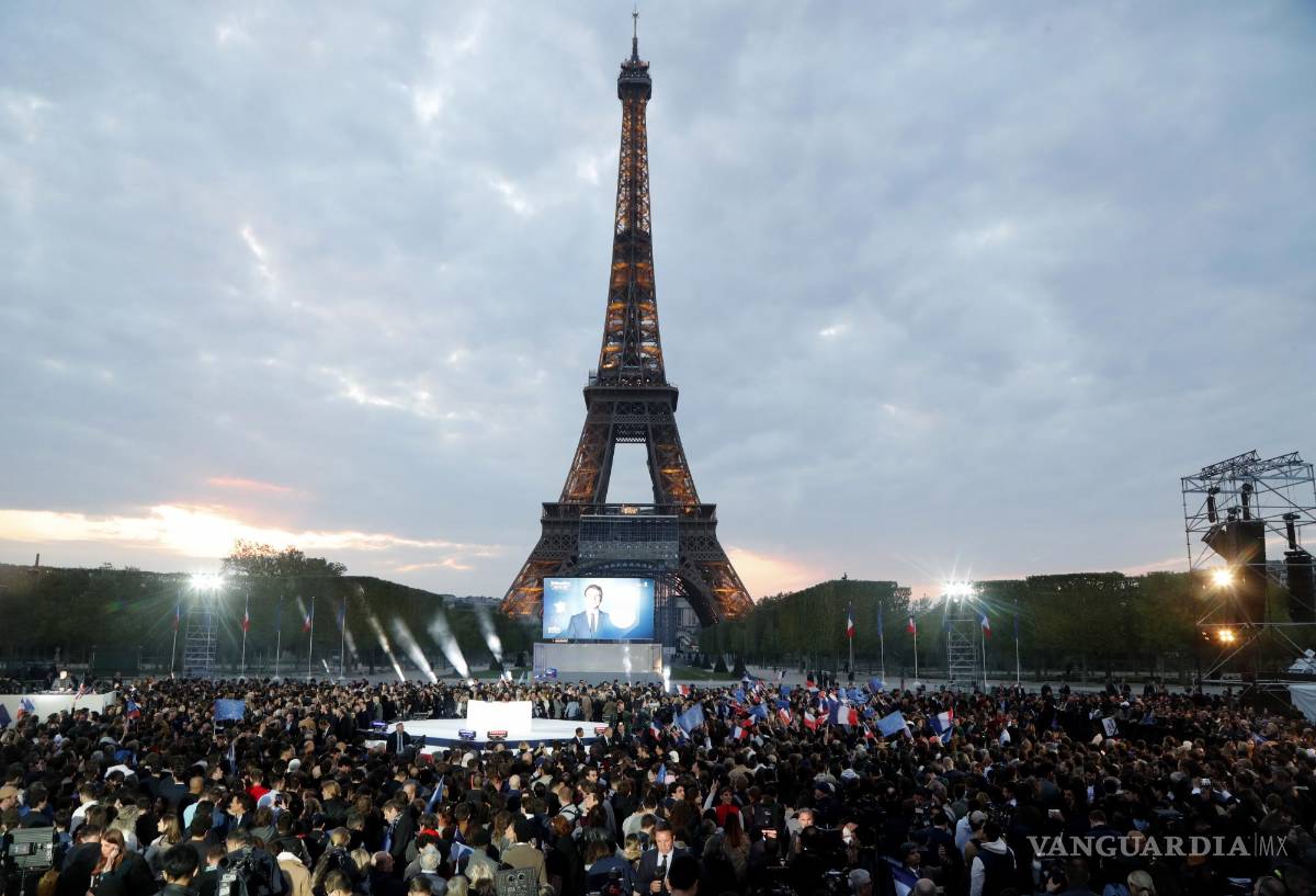 $!Macron tiene previsto intervenir cuando se conozcan datos concretos y luego celebrar su reelección en el Campo de Marte, el la gran explanada de hierba situada a los pies de la Torre Eiffel