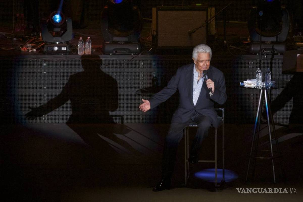 Alberto Vázquez no sólo canta, dibuja a lápiz y esculpe en bronce