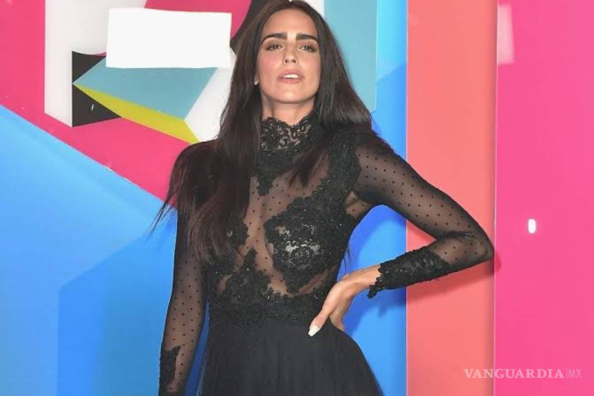 ‘Ráscame la panza, estoy mamadísima’: Bárbara del Regil posa como ‘perrito’ para su esposo e internet se la come viva