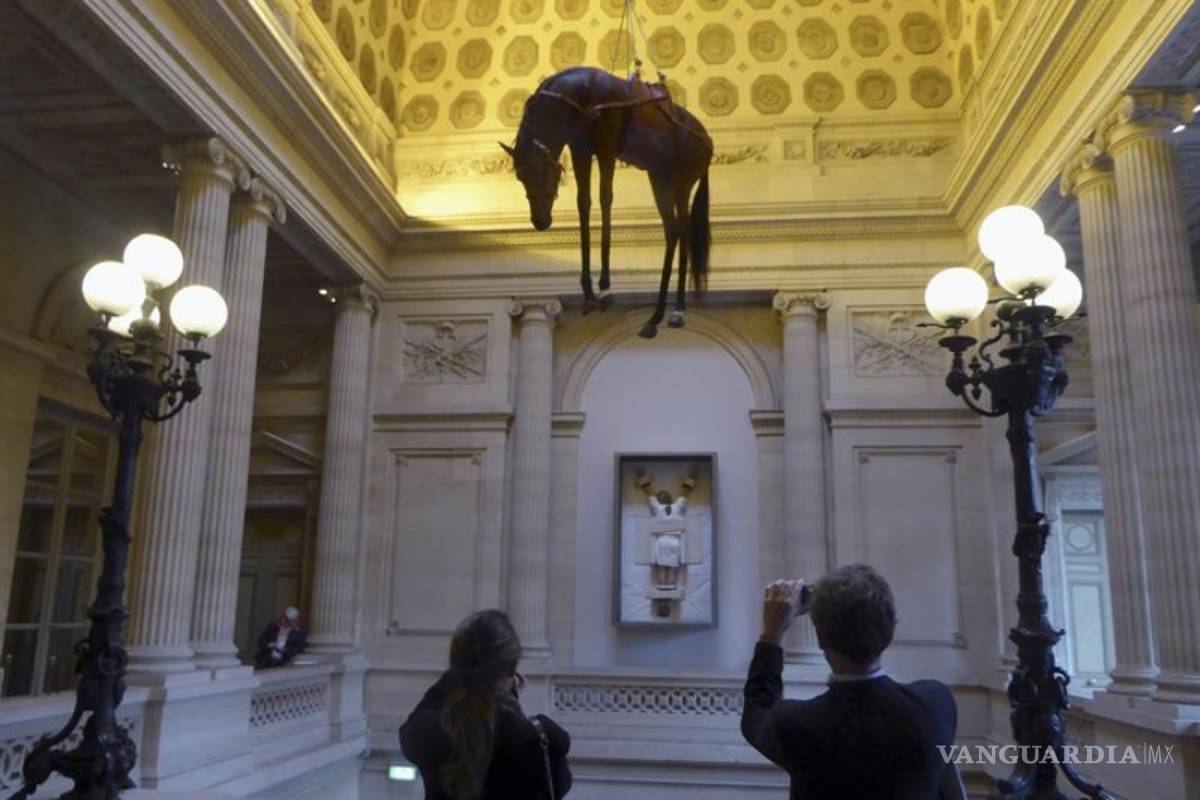 Lleva Maurizio Cattelan su irreverencia París