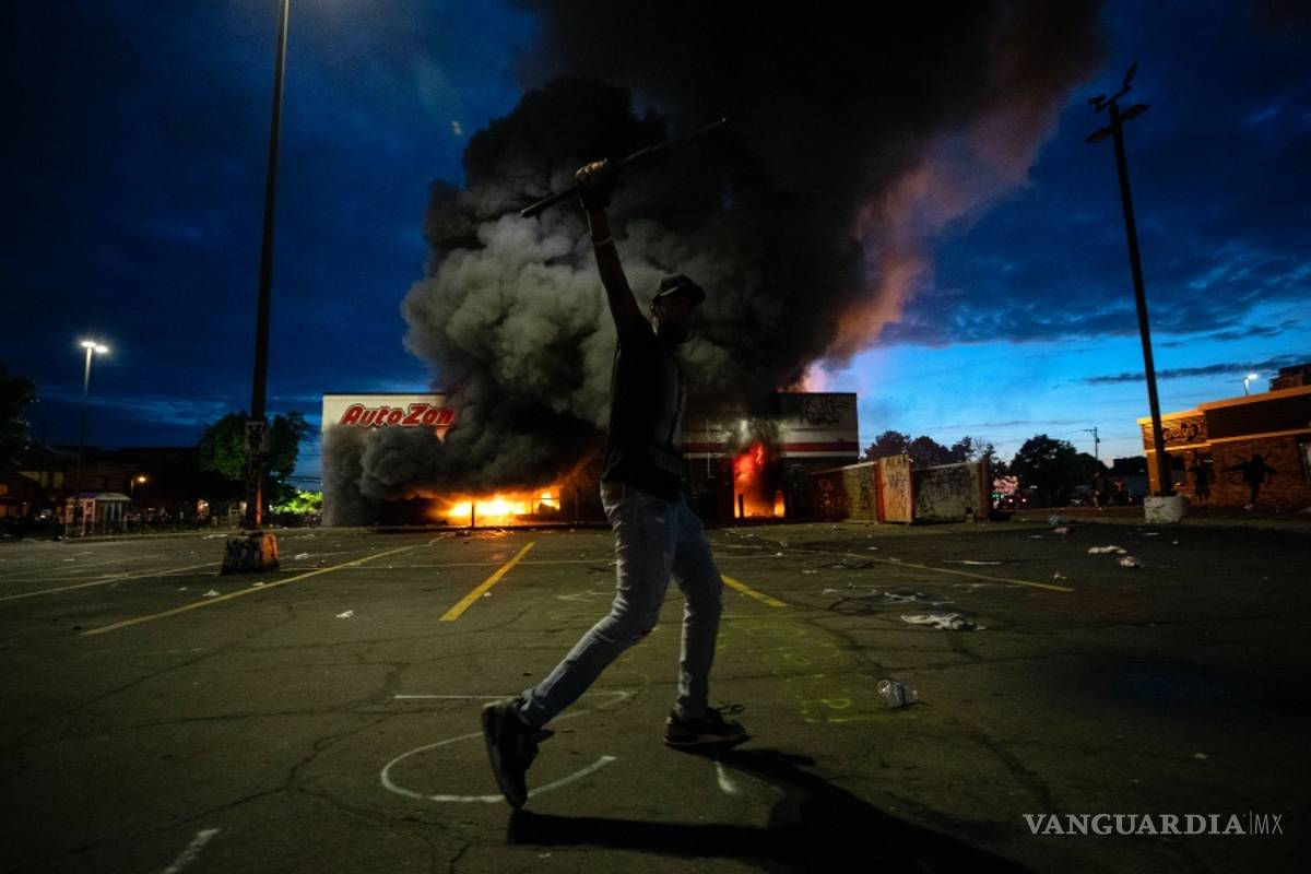 $!Violentas protestas y saqueos en Minneapolis por la muerte de George Floyd por abuso policial (fotos)