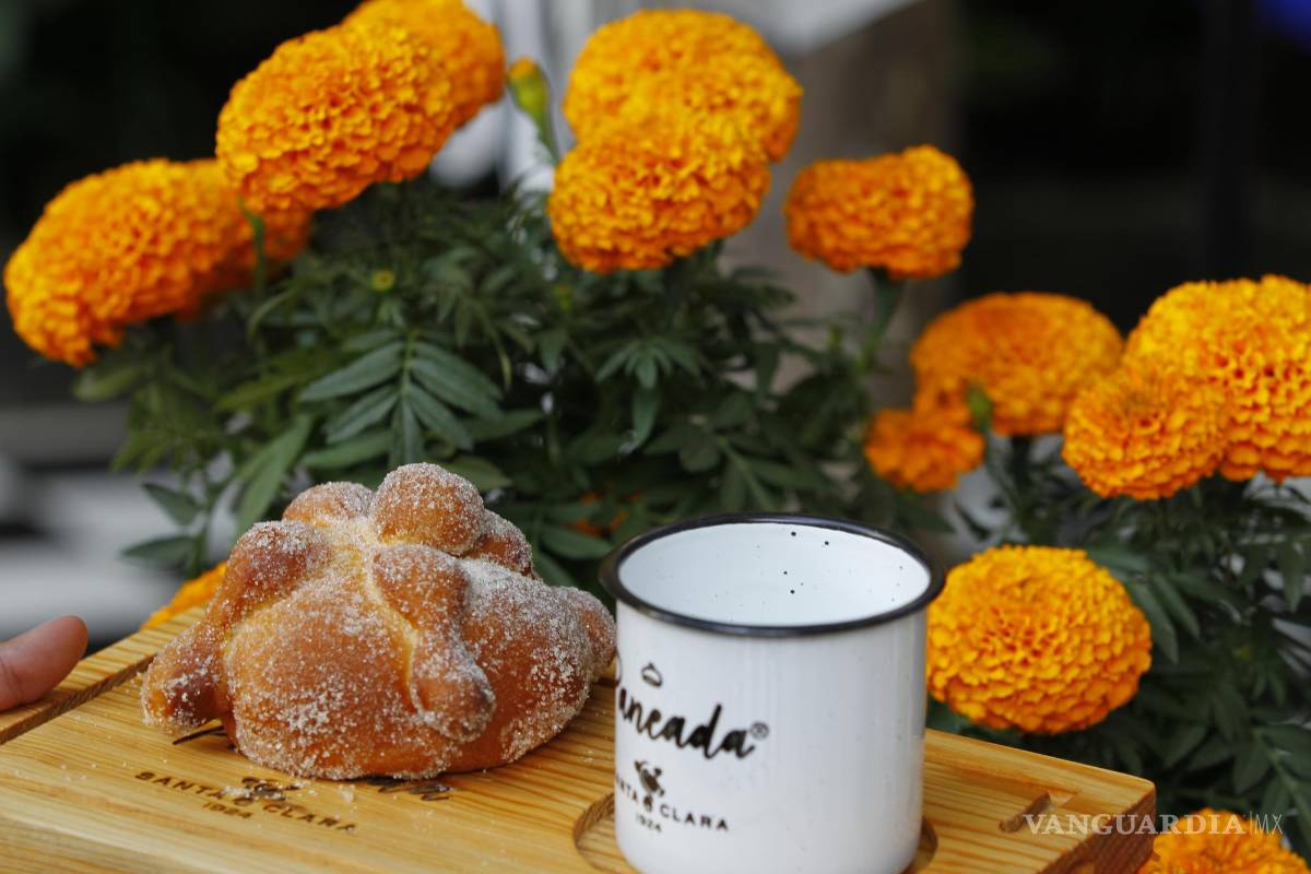Crean un nuevo pan de muerto a base de ceniza de maíz y azúcar de cempasúchil en México