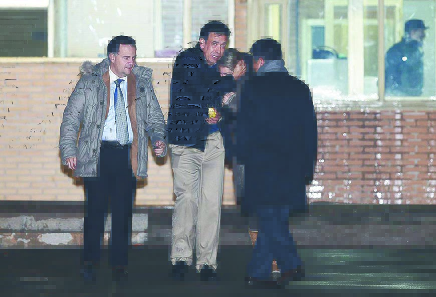 Familia de Humberto Moreira lo recibe a la salida de prisión española