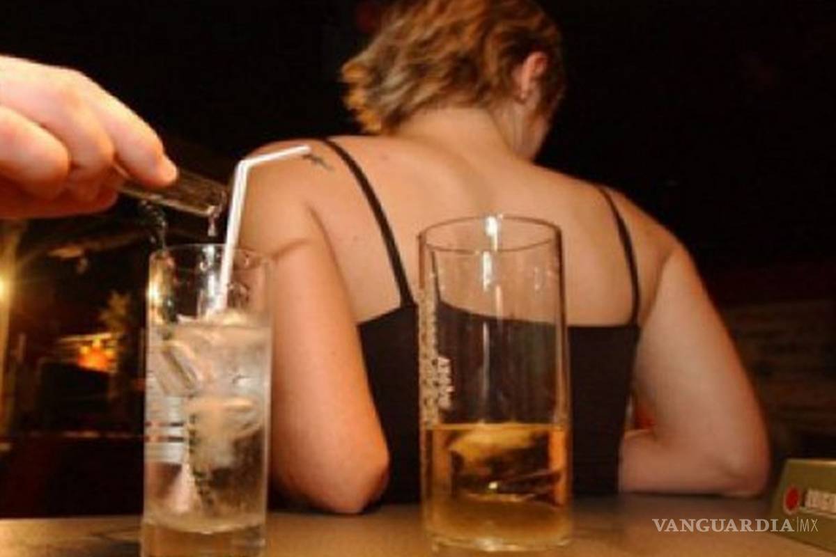 Cada vez que te inviten una bebida, mete tu dedo en ella ¡Te protegerá de un posible abuso!