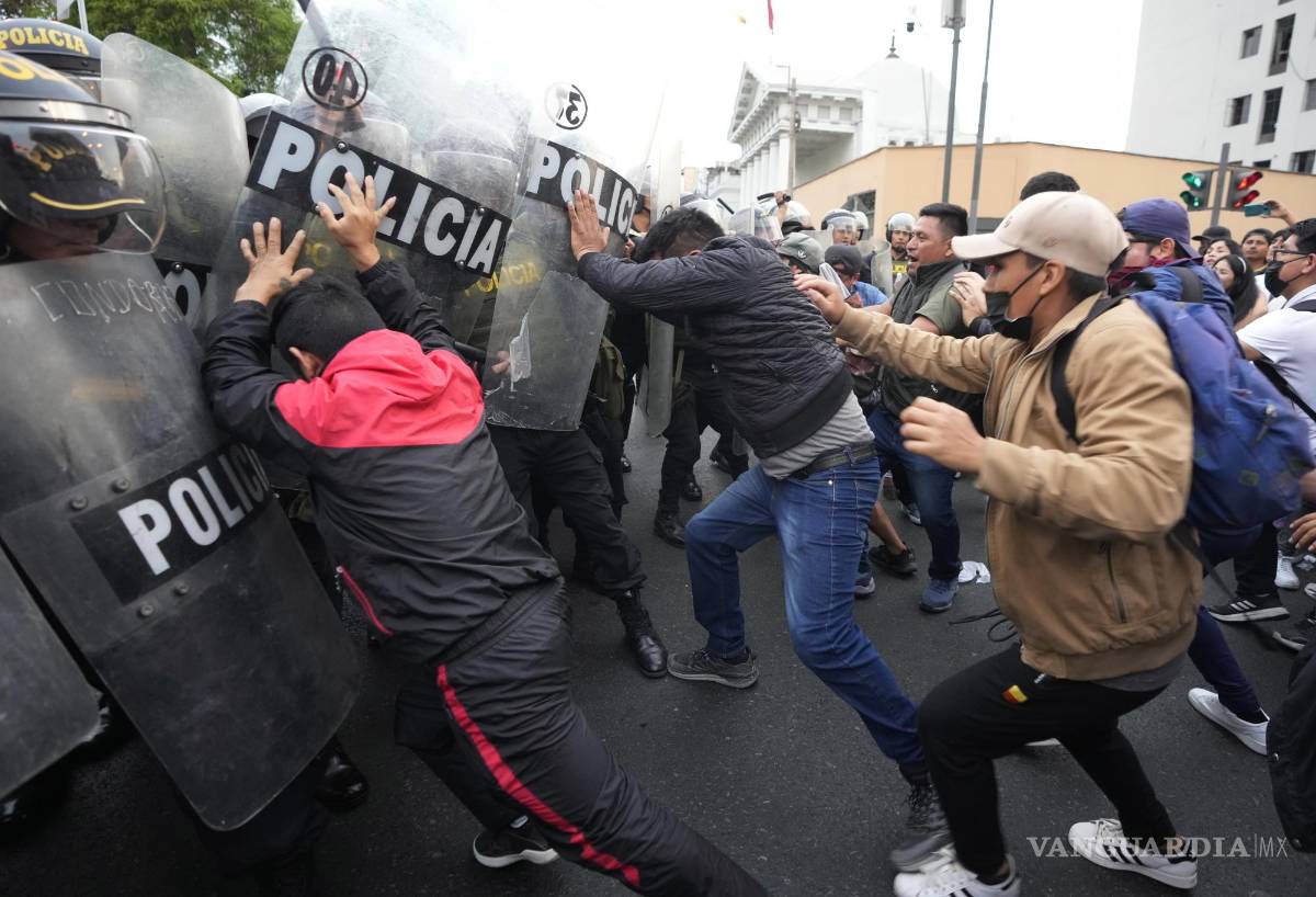$!Partidarios del derrocado presidente Pedro Castillo chocan con la policía durante una protesta en Lima, Perú.