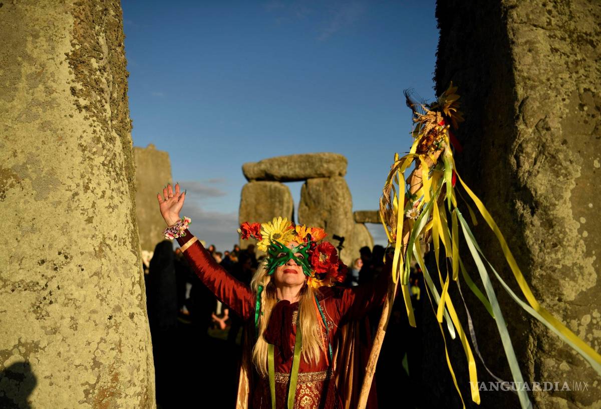 $!En Stonehenge se congrega miles de personas para recibir el solsticio de verano