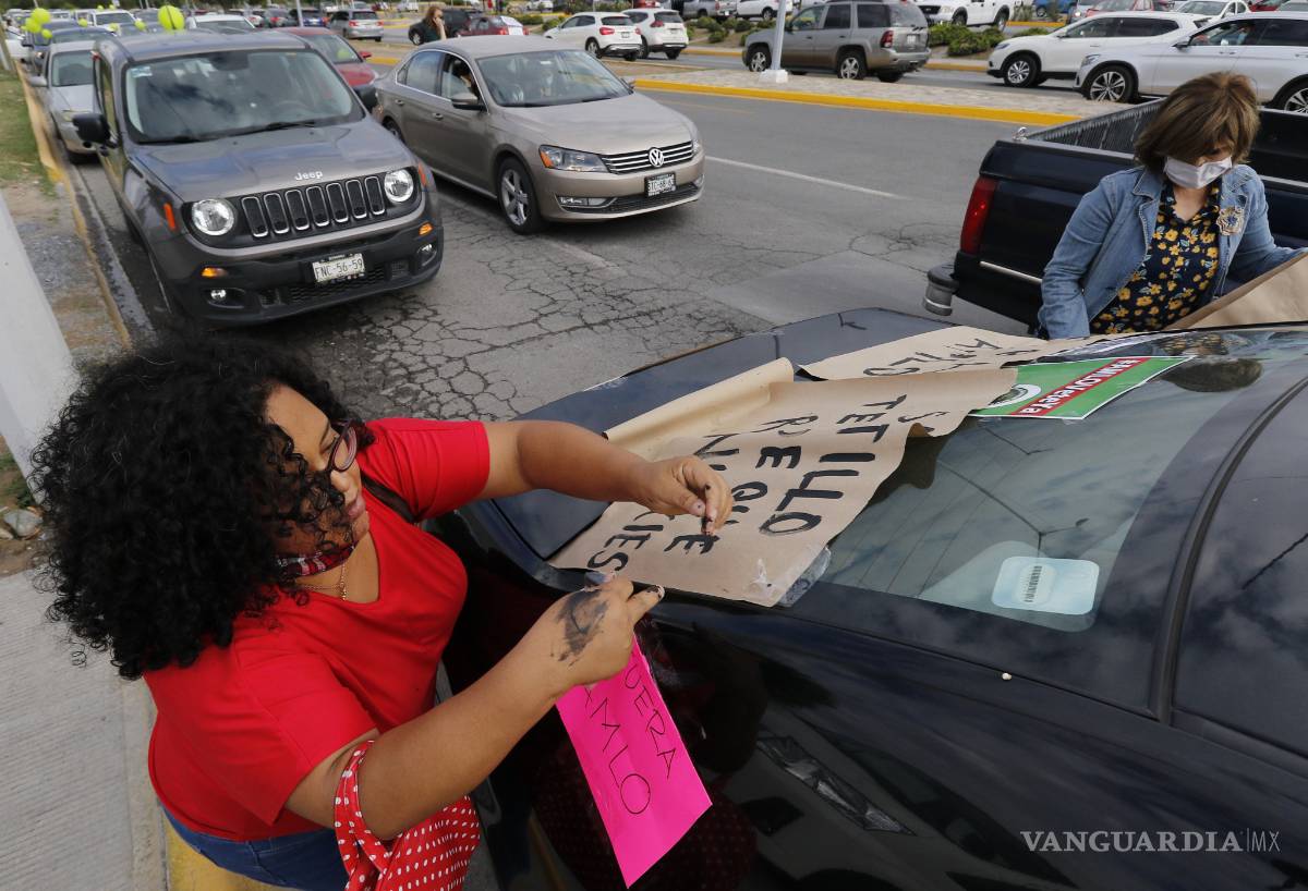 $!Desde sus autos se manifiestan contra AMLO en Saltillo