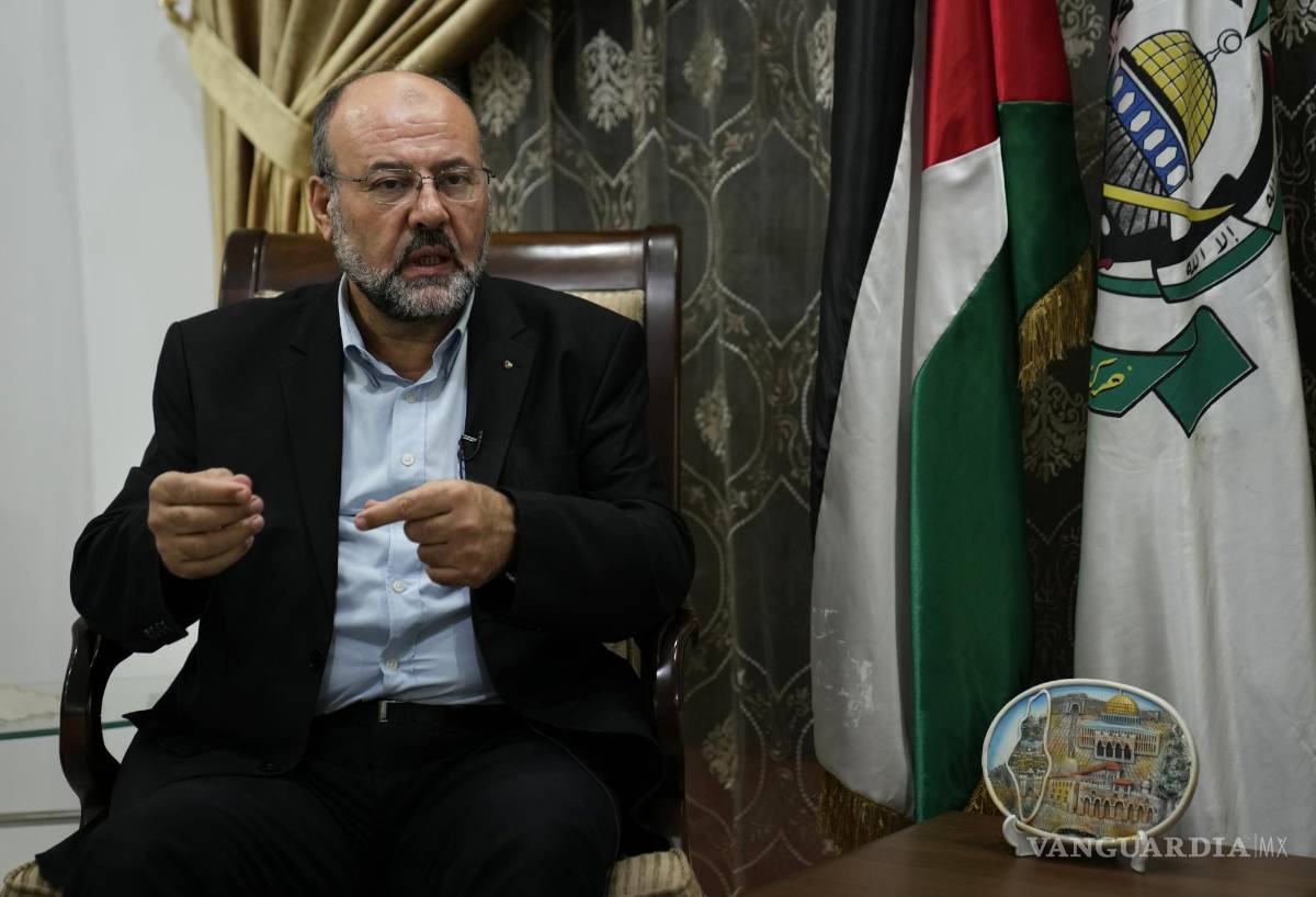 $!Ali Barakeh, miembro de los mandos exiliados de Hamas, durante una entrevista con The Associated Press, el lunes 9 de octubre de 2023, en Beirut.