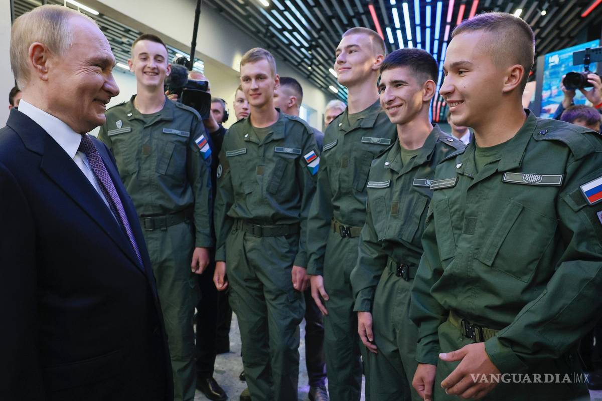 $!El presidente ruso, Vladímir Putin conversa con cadetes del Centro de Entrenamiento Deportivo Militar y Educación Patriótica en Vladivostok, Rusia.