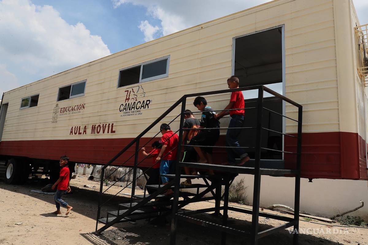 $!Niños salen de una aula móvil en la comunidad de El Nuevo Bosque este miércoles, en el municipio de Centla, estado de Tabasco (México).