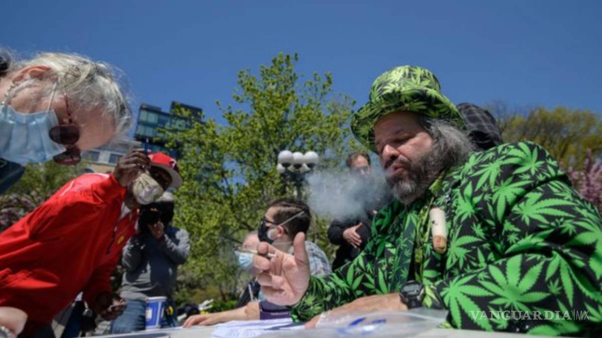 Estado de Washington busca convencer a jóvenes y escépticos ofreciendo mariguana gratis para quienes se vacunen