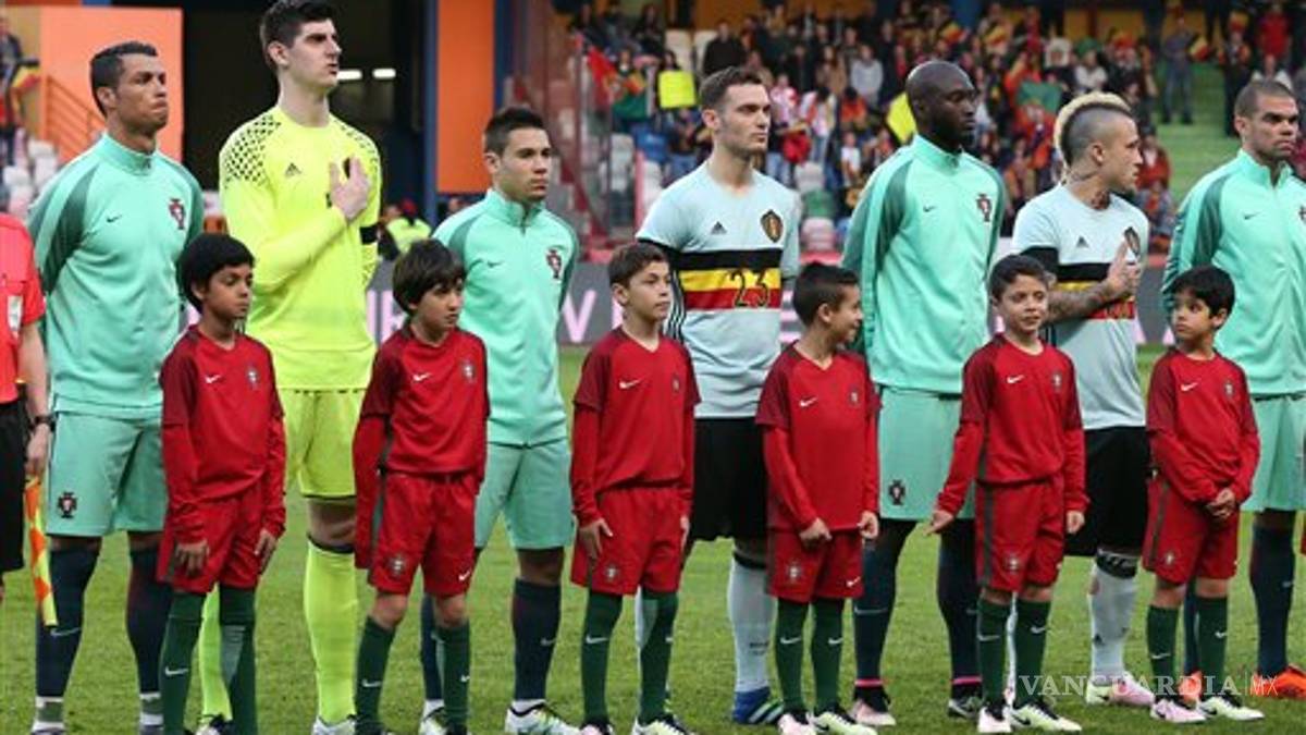 Jugadores de Bélgica recuerdan a las victimas de atentados