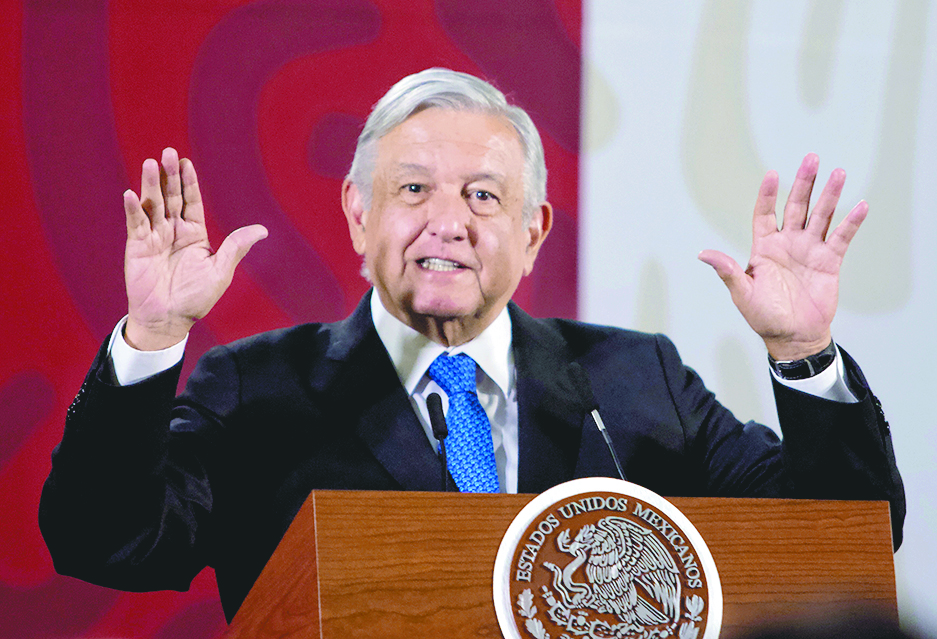 AMLO exige pagar impuestos y luz... tras llamados a no hacerlo hace 7 años
