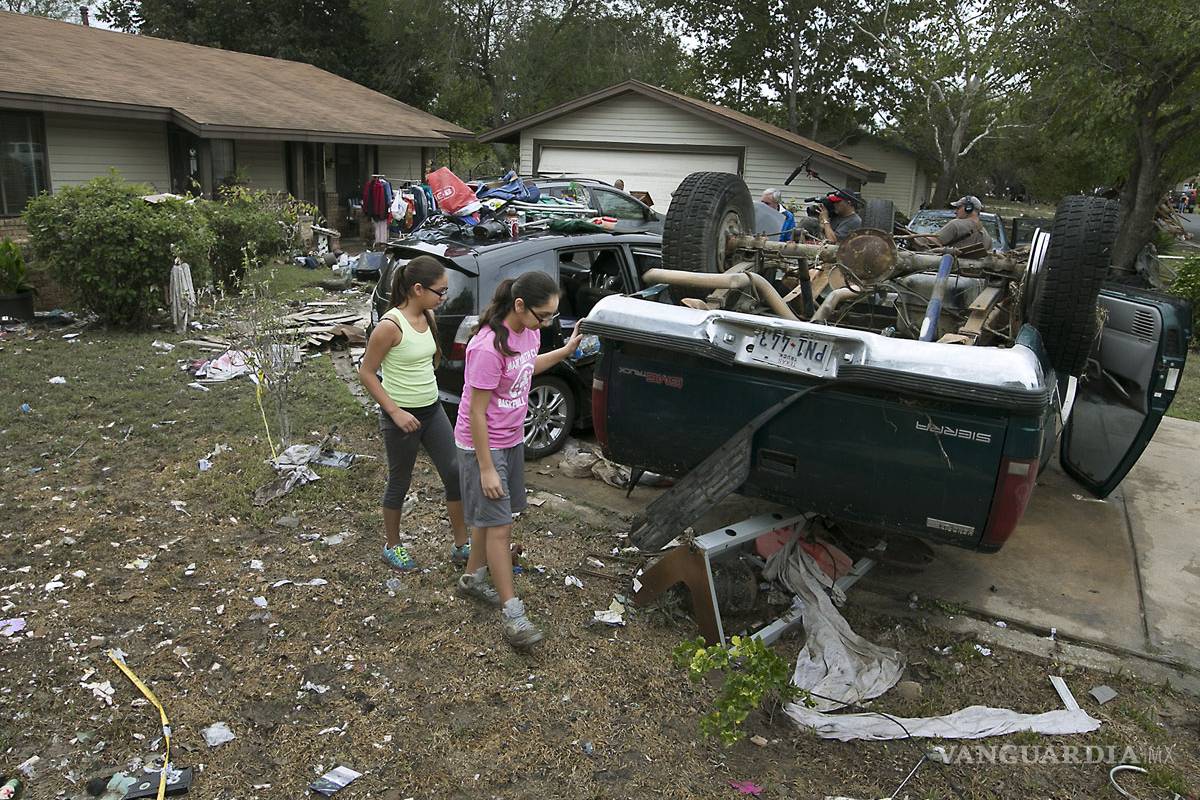 Mueren tres personas por inundaciones en Texas