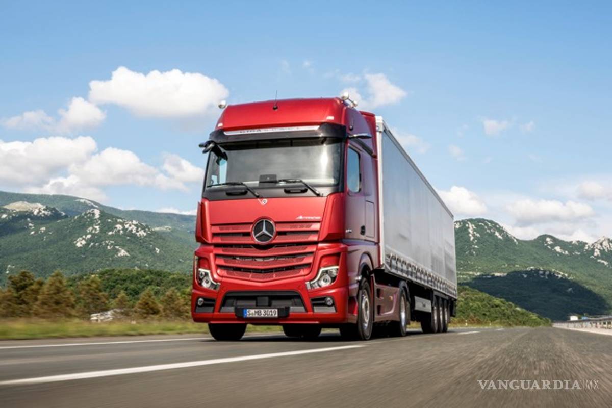 Daimler lanza su camión semiautónomo Actros