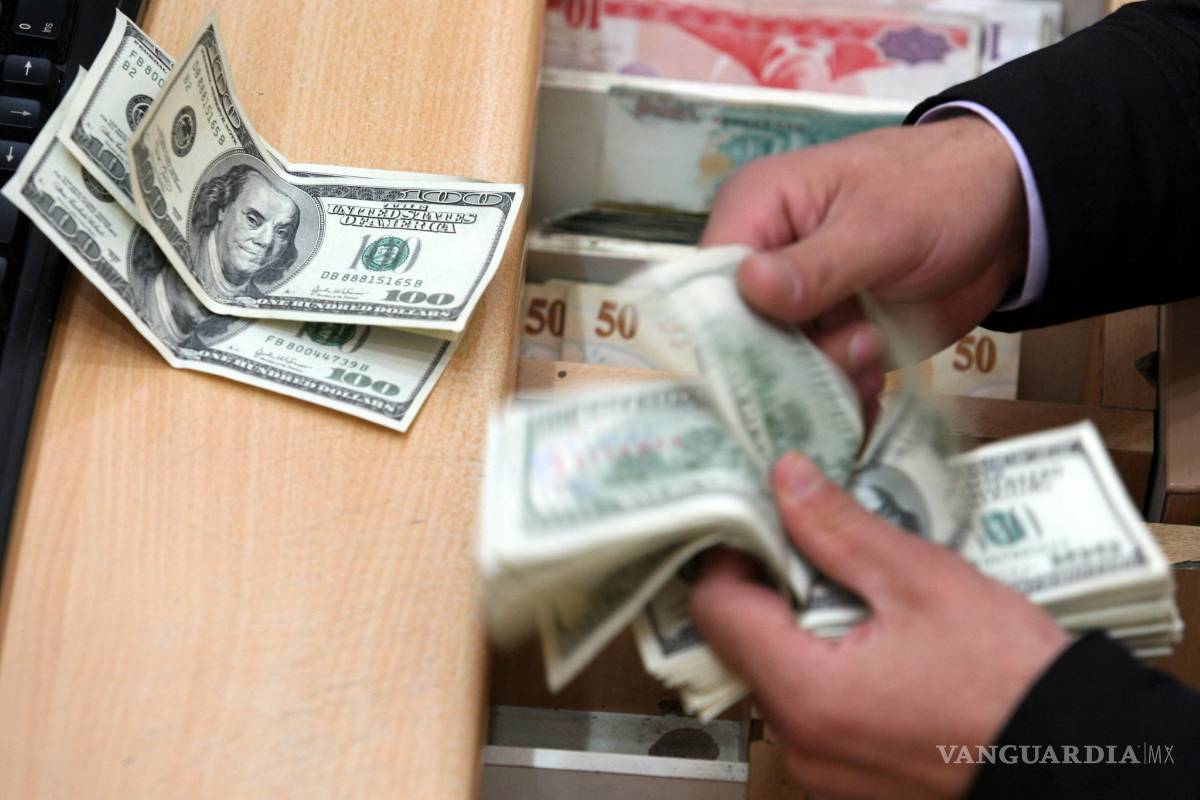 Dólar se vende hasta en 18.50 pesos en el aeropuerto del DF