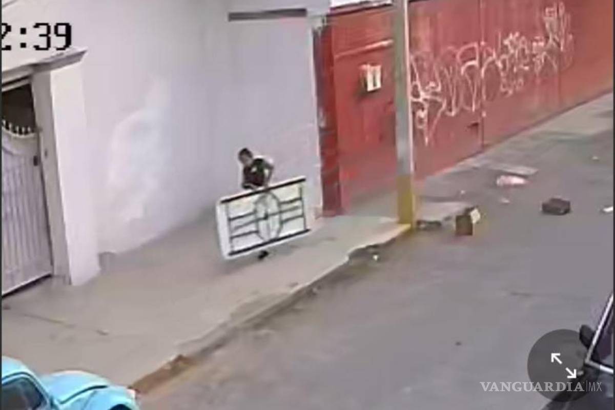 $!Momento captado por las cámaras de seguridad donde uno de los presuntos ladrones se llevó una mesa.