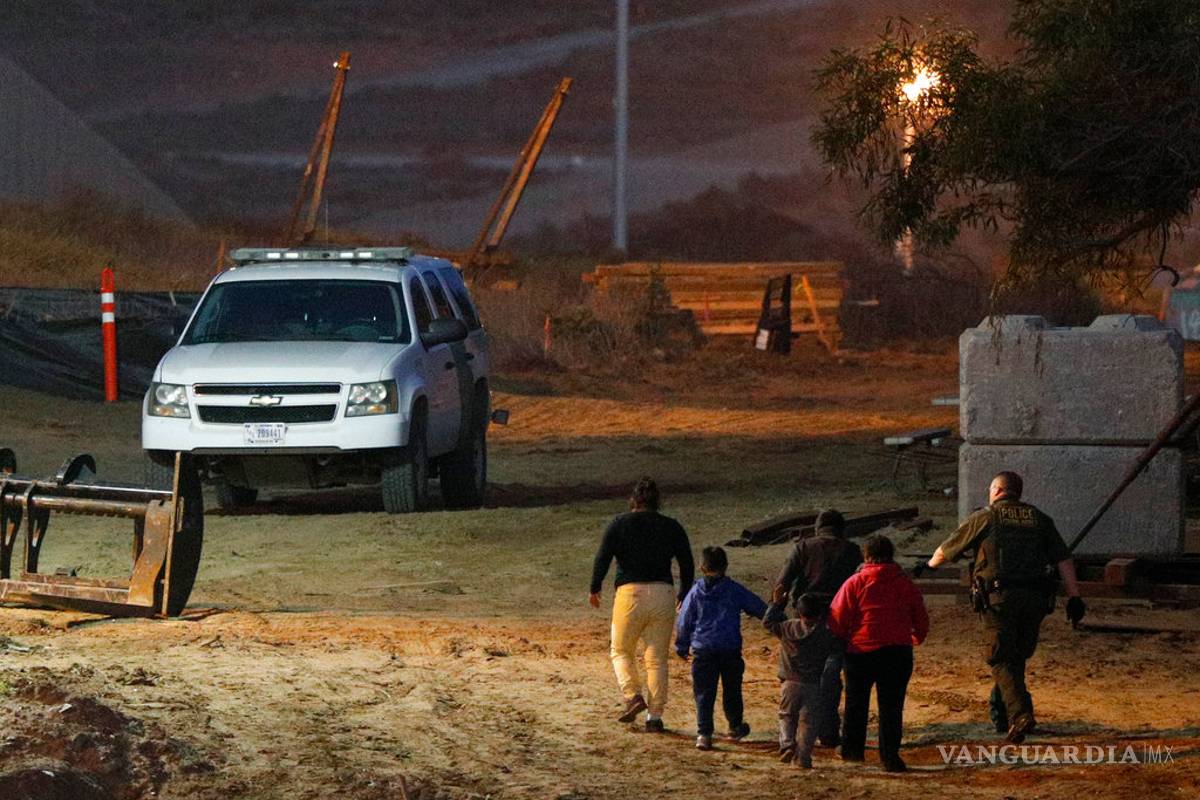 Más familias cruzan ilegalmente a San Diego
