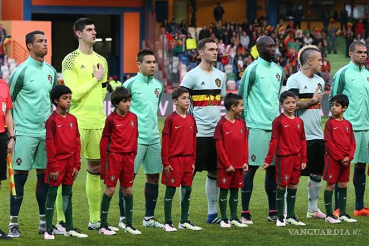 Jugadores de Bélgica recuerdan a las victimas de atentados