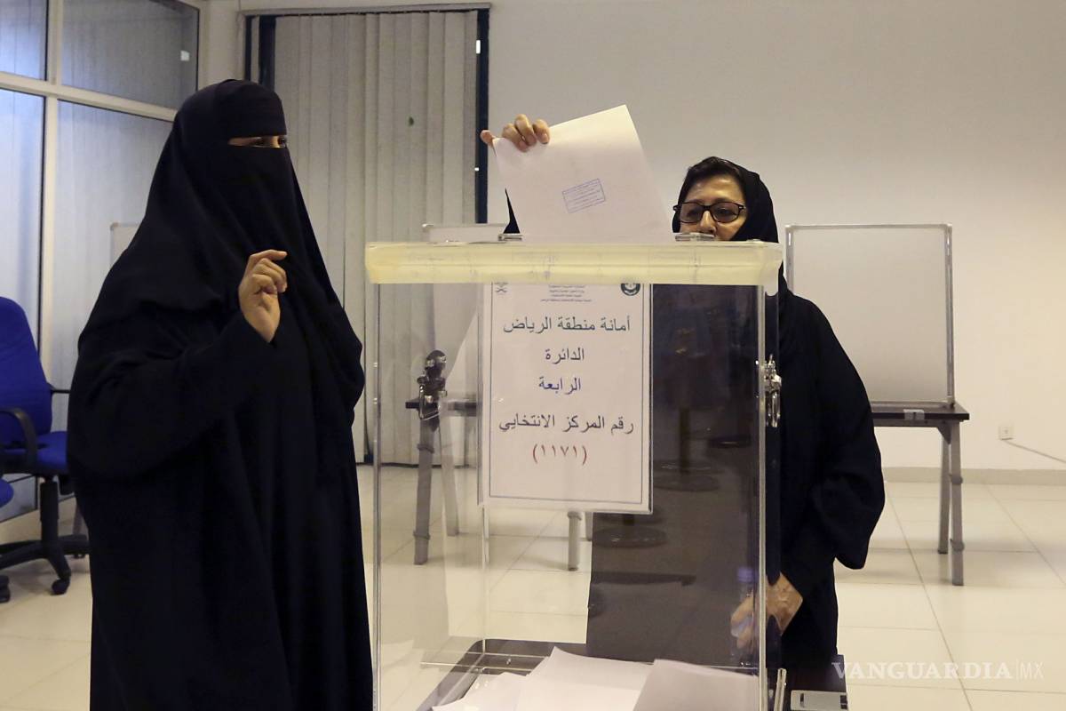 Mujeres participan por primera vez en elecciones en Arabia Saudí